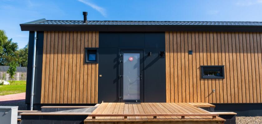 Voorkant van een chalet in de omgeving van Lemmer